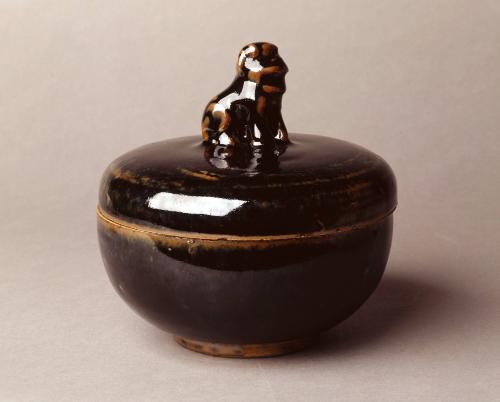 Round Box with Animal-Shaped Knob