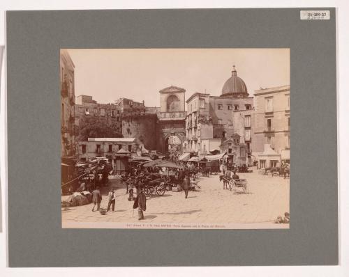 Napoli, Porta Capuana Con La Piazza Del Mercato